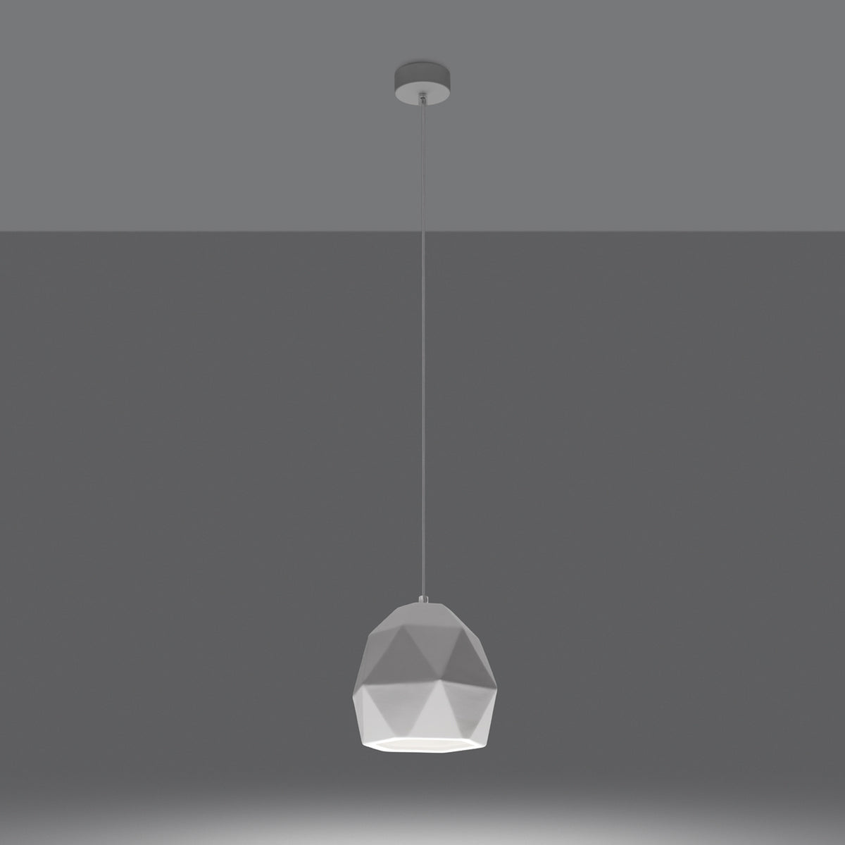 Lampe allumée sur fond gris foncé, halo lumineux projeté vers le bas.