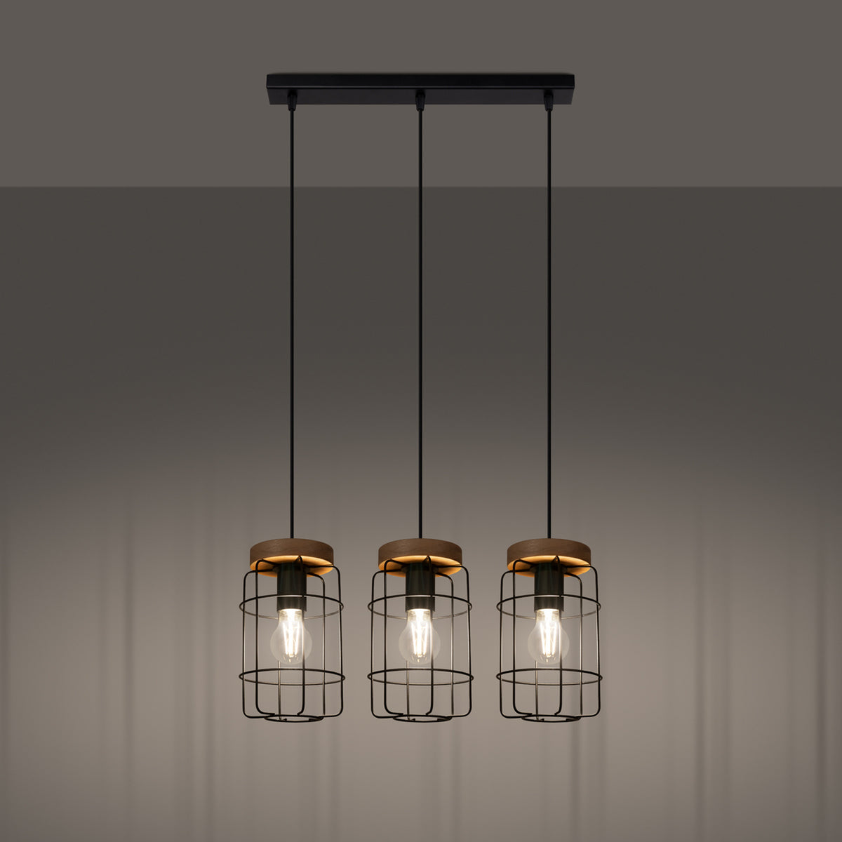 Mise en ambiance sombre avec le luminaire allumé, ampoules visibles et ombres portées.