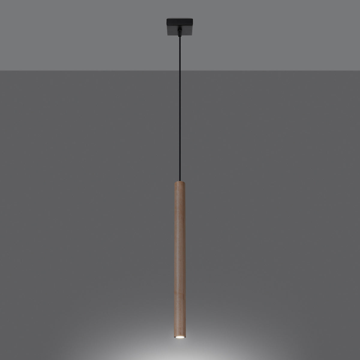 Lampe allumée dans une pièce sombre, faisceau lumineux dirigé vers le bas.