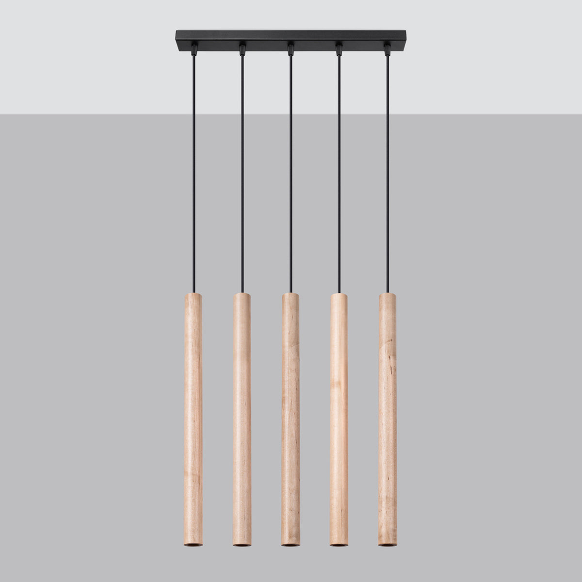 Vue de face sur fond gris, cinq longs tubes en bois suspendus par câbles noirs.