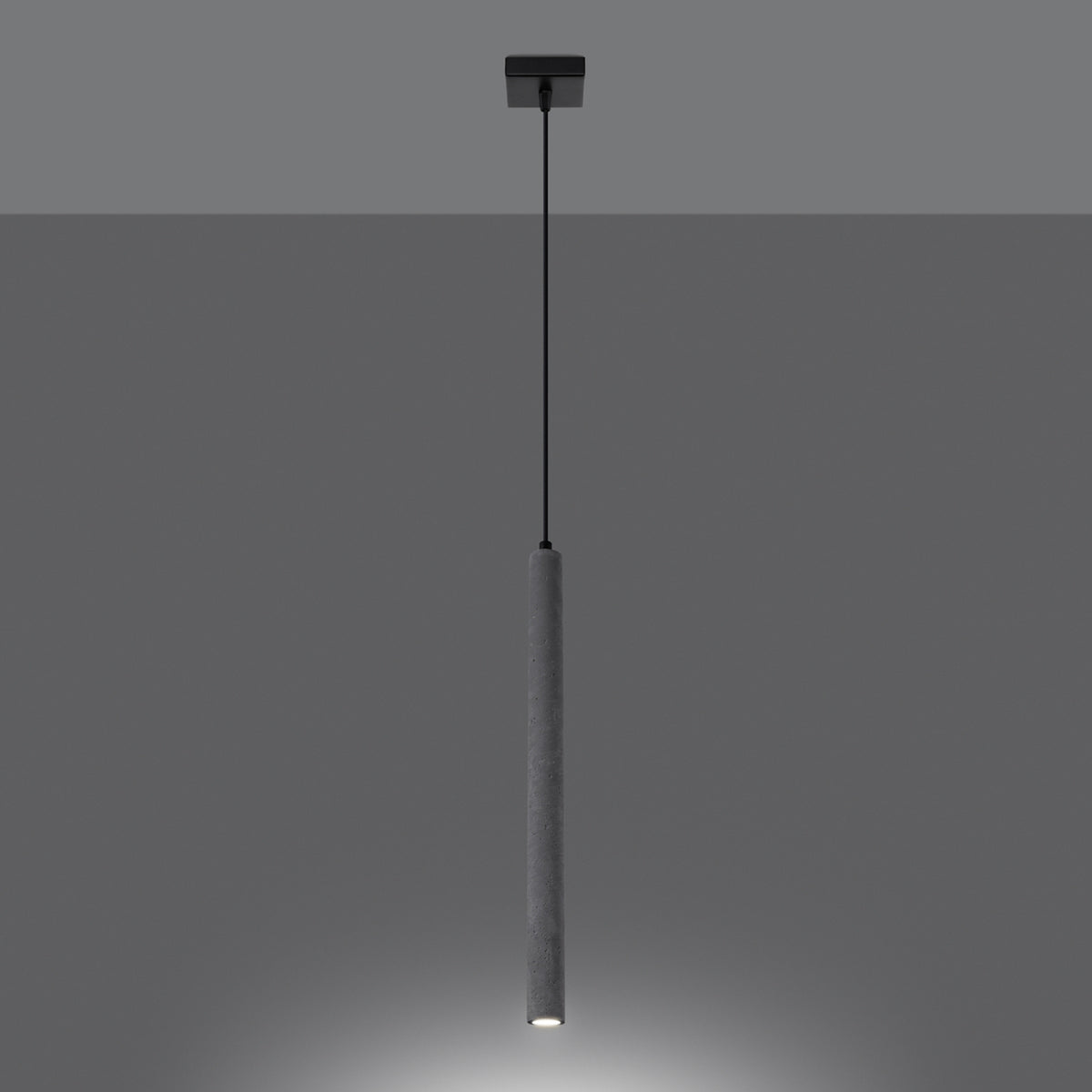 Mise en ambiance sombre, le luminaire éclaire vers le bas d'un halo blanc.