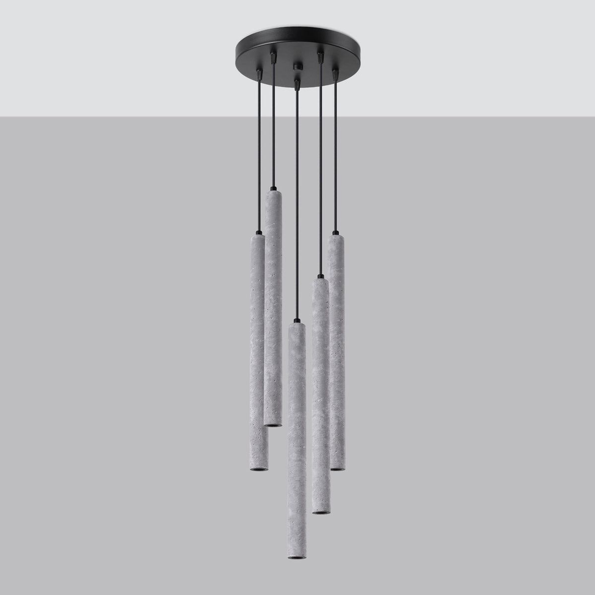 Présentation sur fond gris du luminaire suspendu aux cinq cylindres en béton.