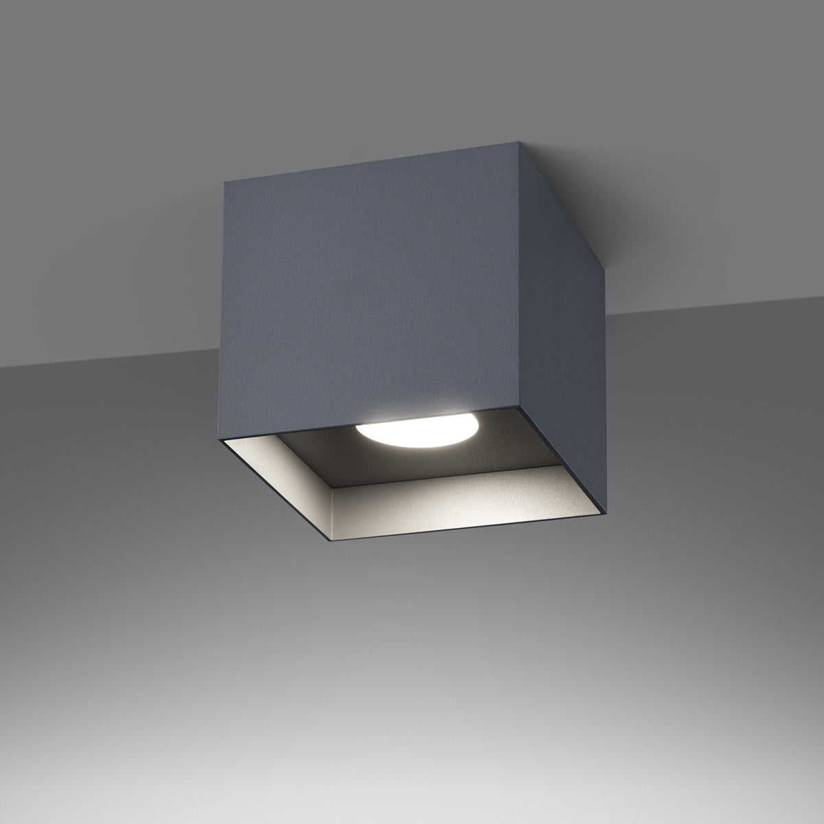 Luminaire allumé au plafond, éclairant vers le bas avec sa coupole interne.