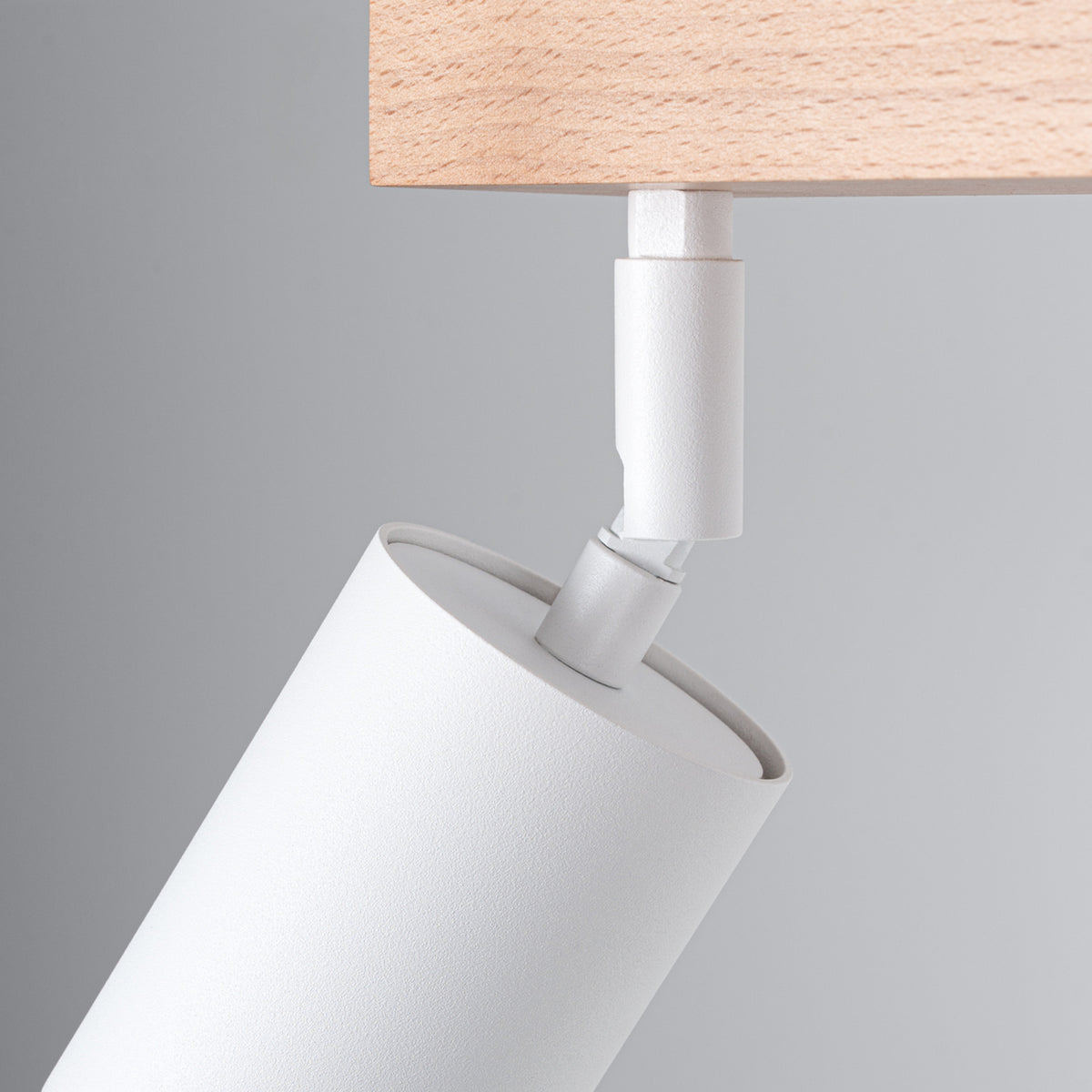 Gros plan sur l'articulation blanche et la finition mate du spot orientable