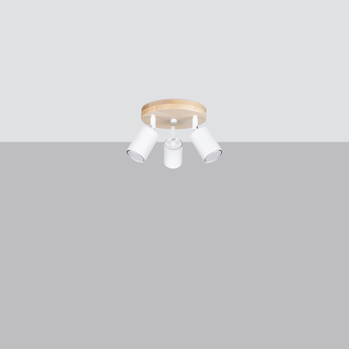 Vue d'ensemble sur fond gris du luminaire avec ses trois projecteurs orientables blancs