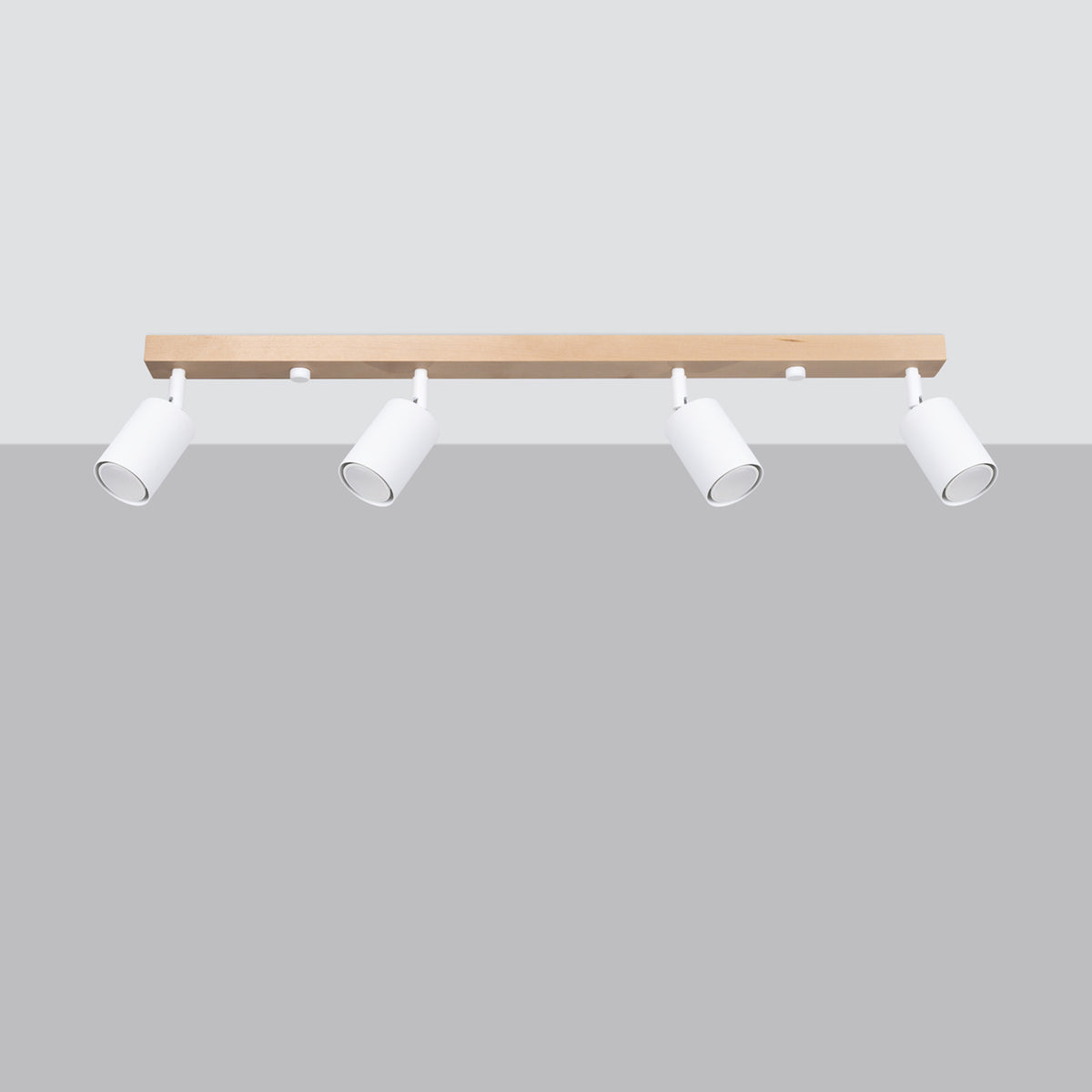Plafonnier installé au plafond, barre bois et quatre projecteurs orientables blancs
