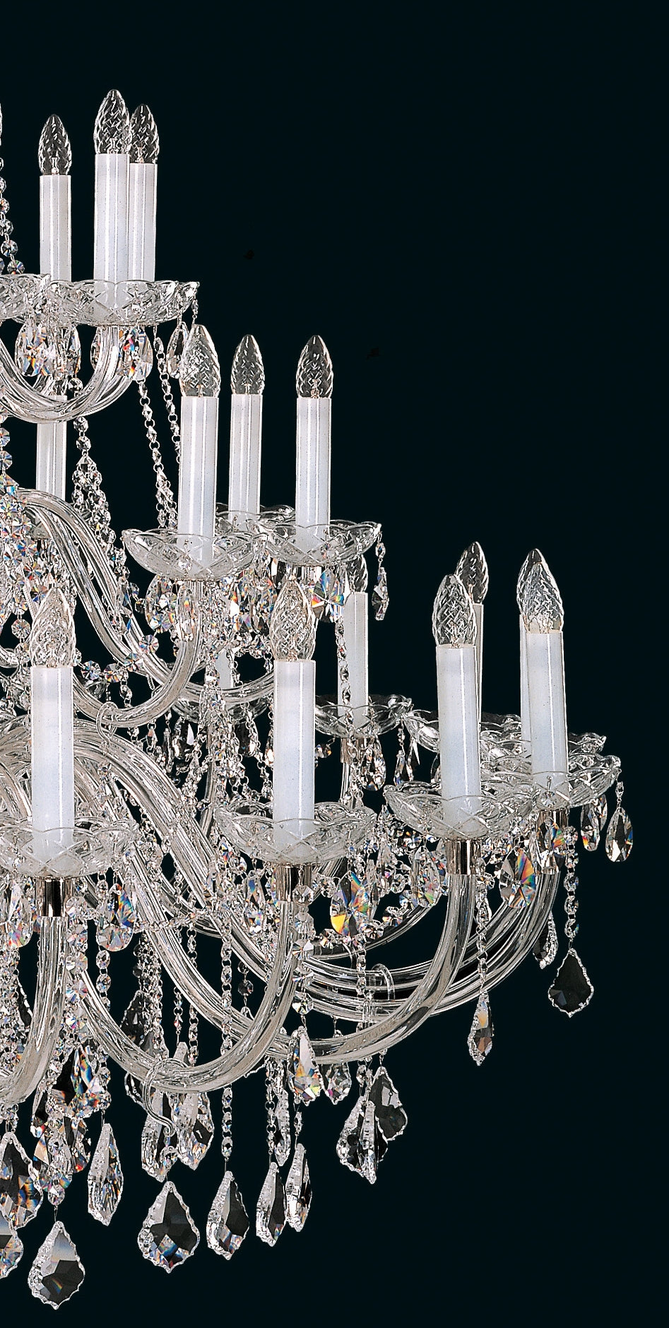 Détail des manchons blancs et flammes en verre taillé sur les coupelles.