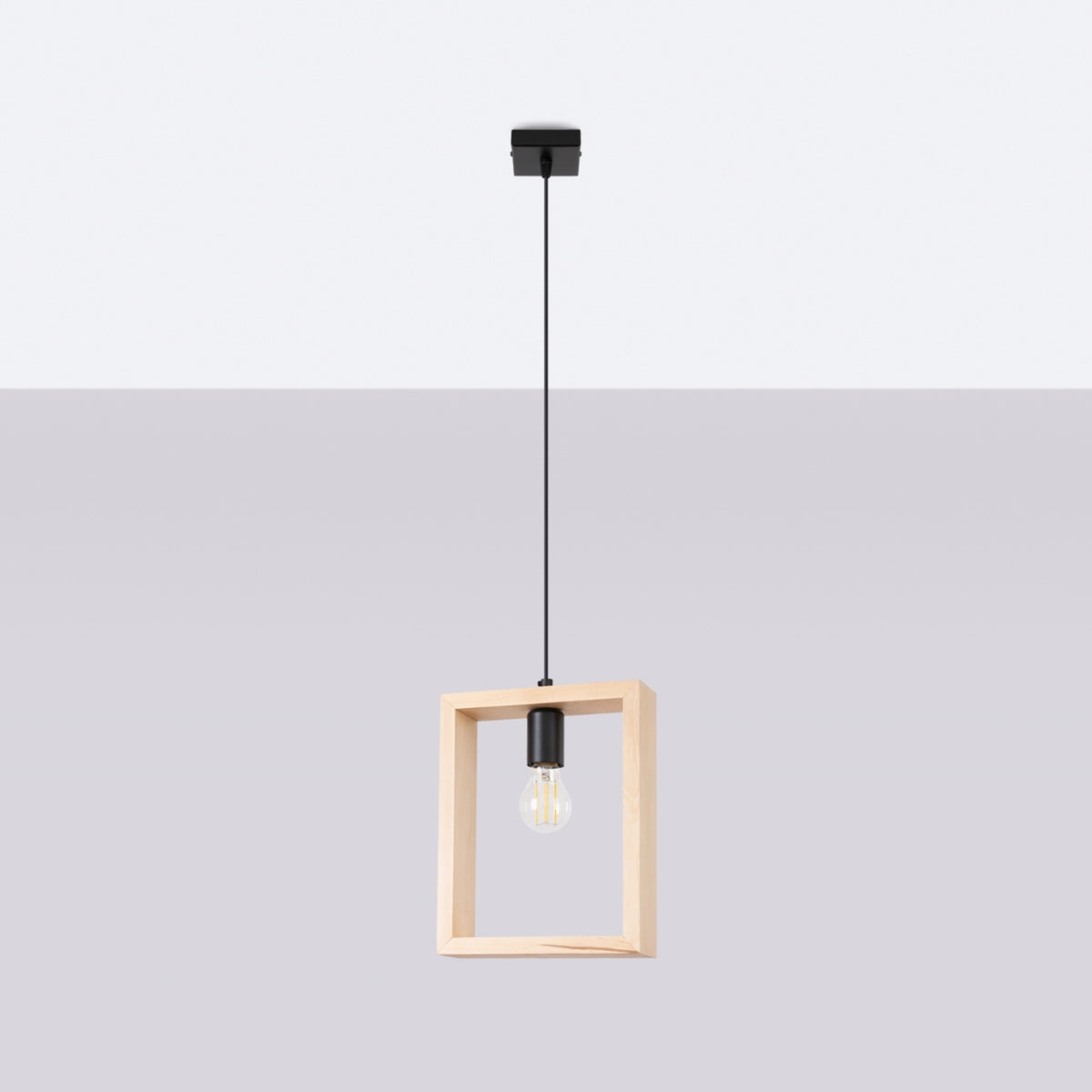 Vue de face du luminaire suspendu, cadre en bois rectangulaire et câble textile noir.