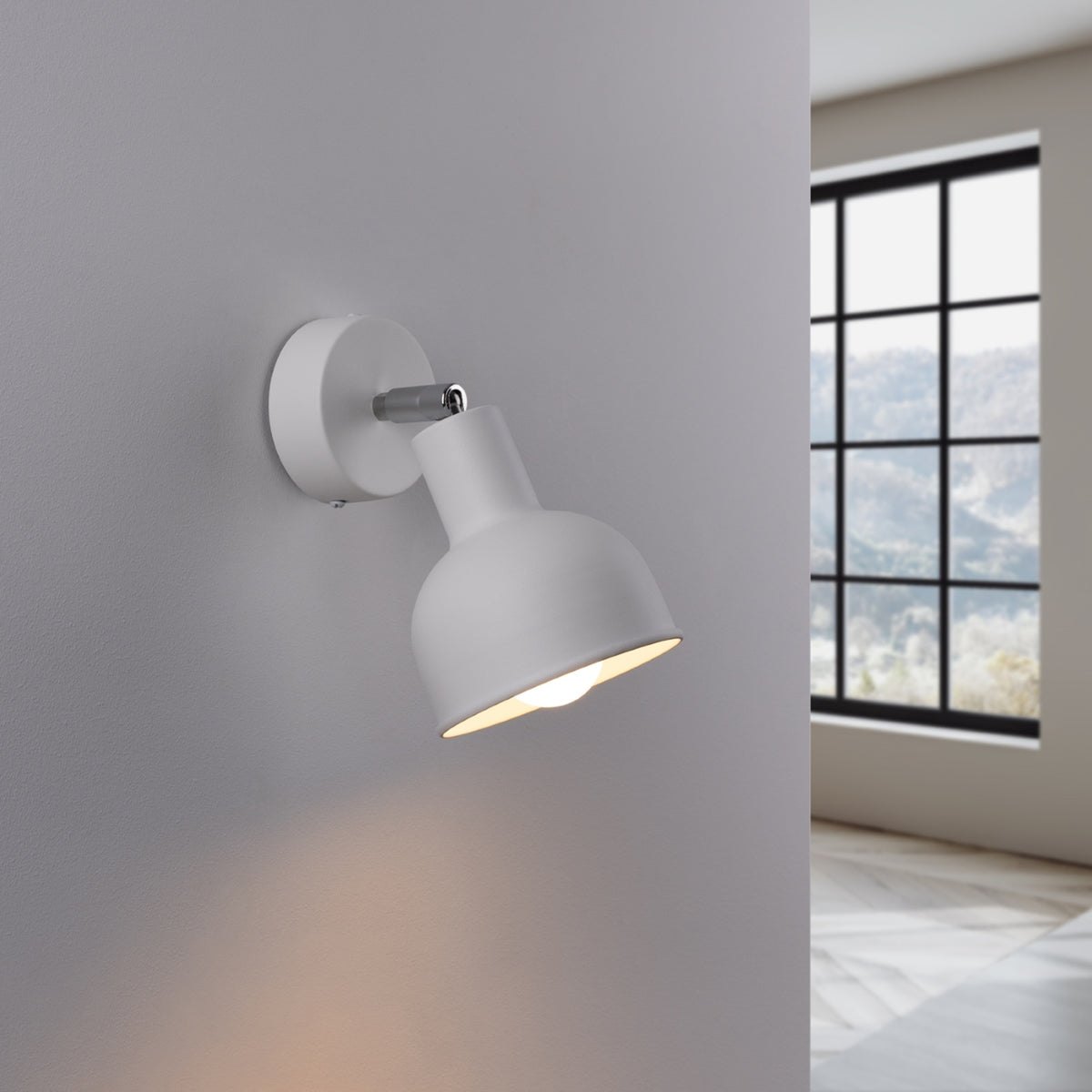Même applique murale allumée, halo lumineux diffusé vers le bas sur le mur