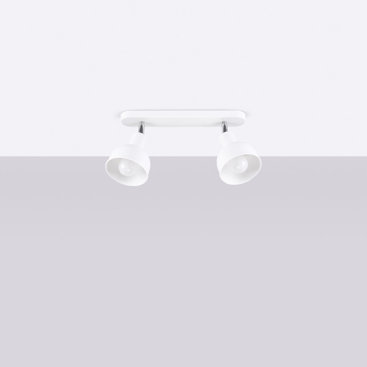 Vue du luminaire posé au plafond sur fond gris clair neutre