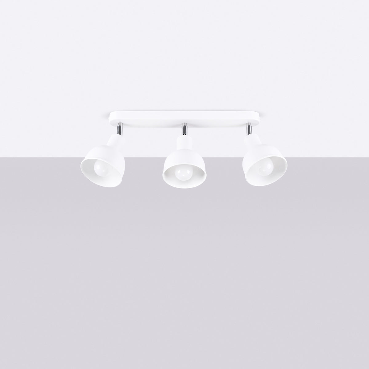 Plafonnier installé au plafond, non allumé, sur fond gris clair uni.