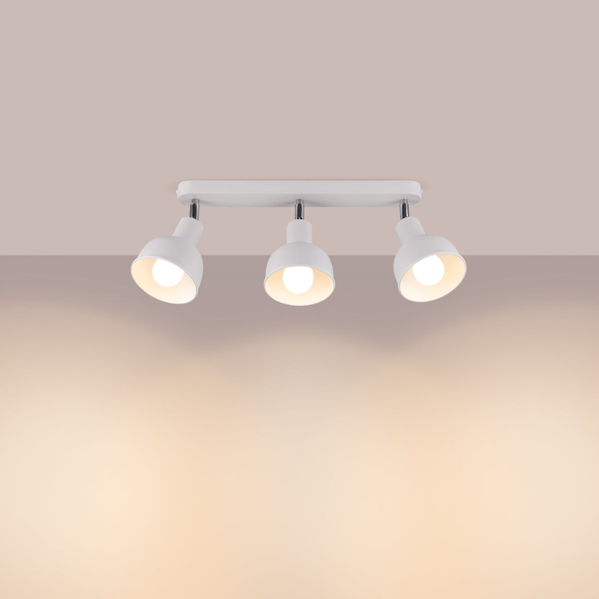 Plafonnier allumé au plafond diffusant une lumière chaude dans une pièce.