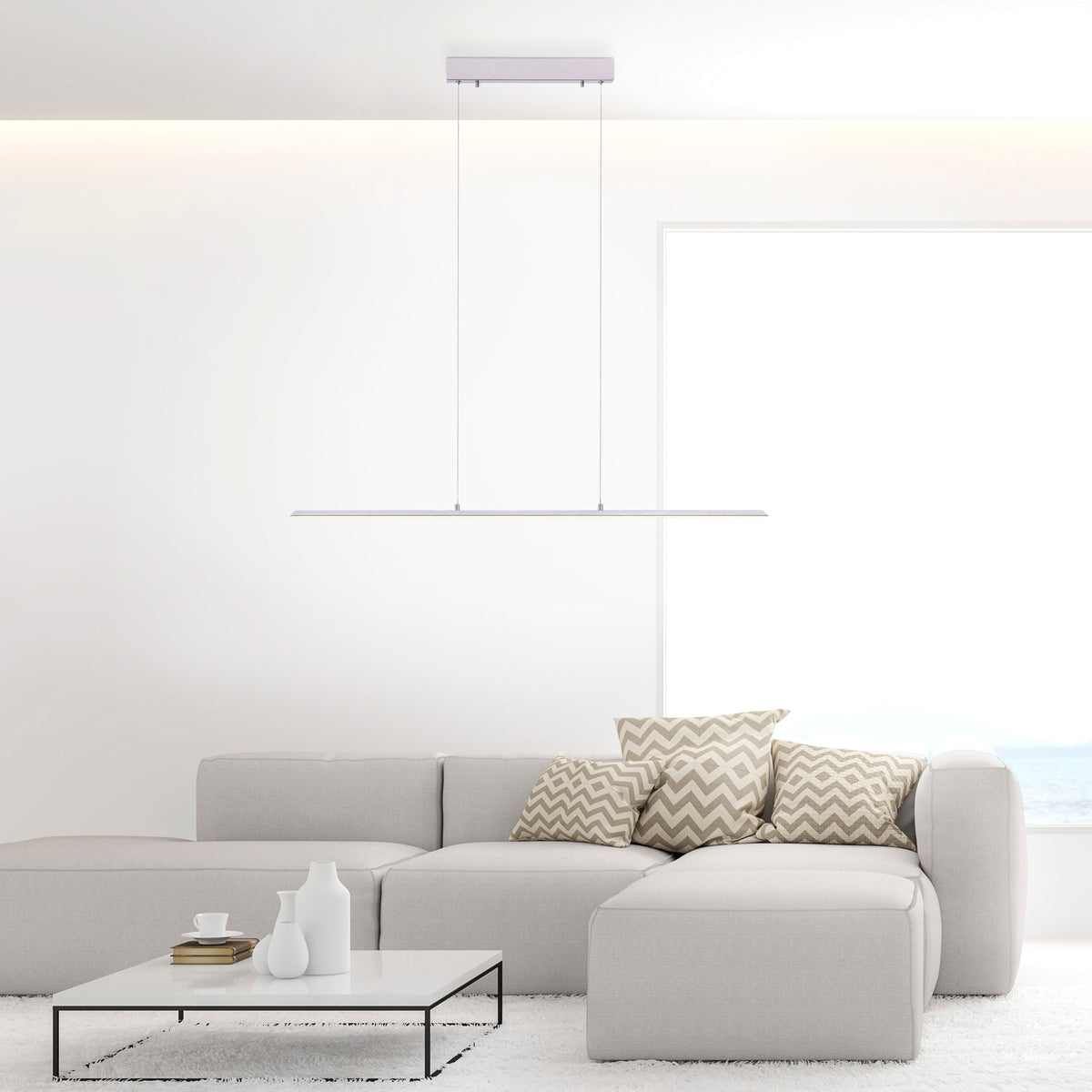 Mise en ambiance dans un salon contemporain avec canapé gris