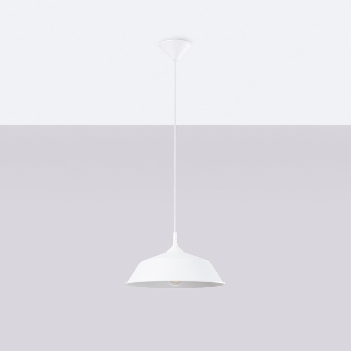 Vue entière de la suspension blanche sur fond gris dégradé, câble et rosace.