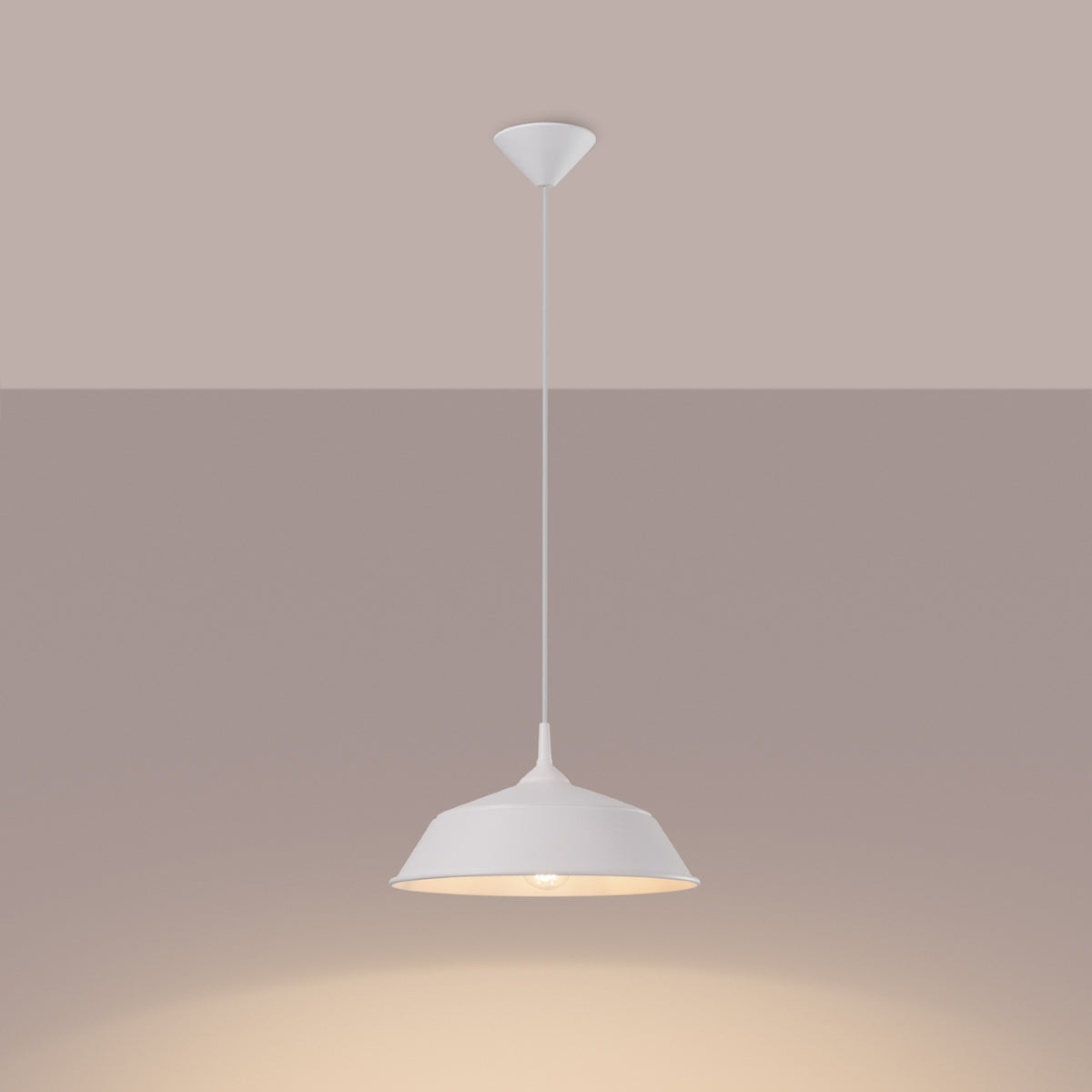 Mise en ambiance : suspension blanche allumée, lumière chaude diffusée dans une pièce beige.