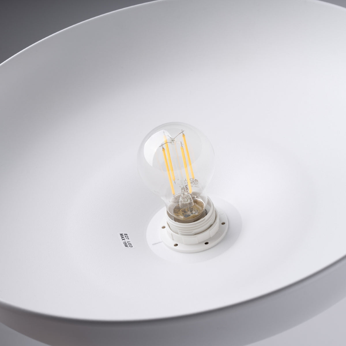 Gros plan sur la douille E27 et l'ampoule LED filament à l'intérieur
