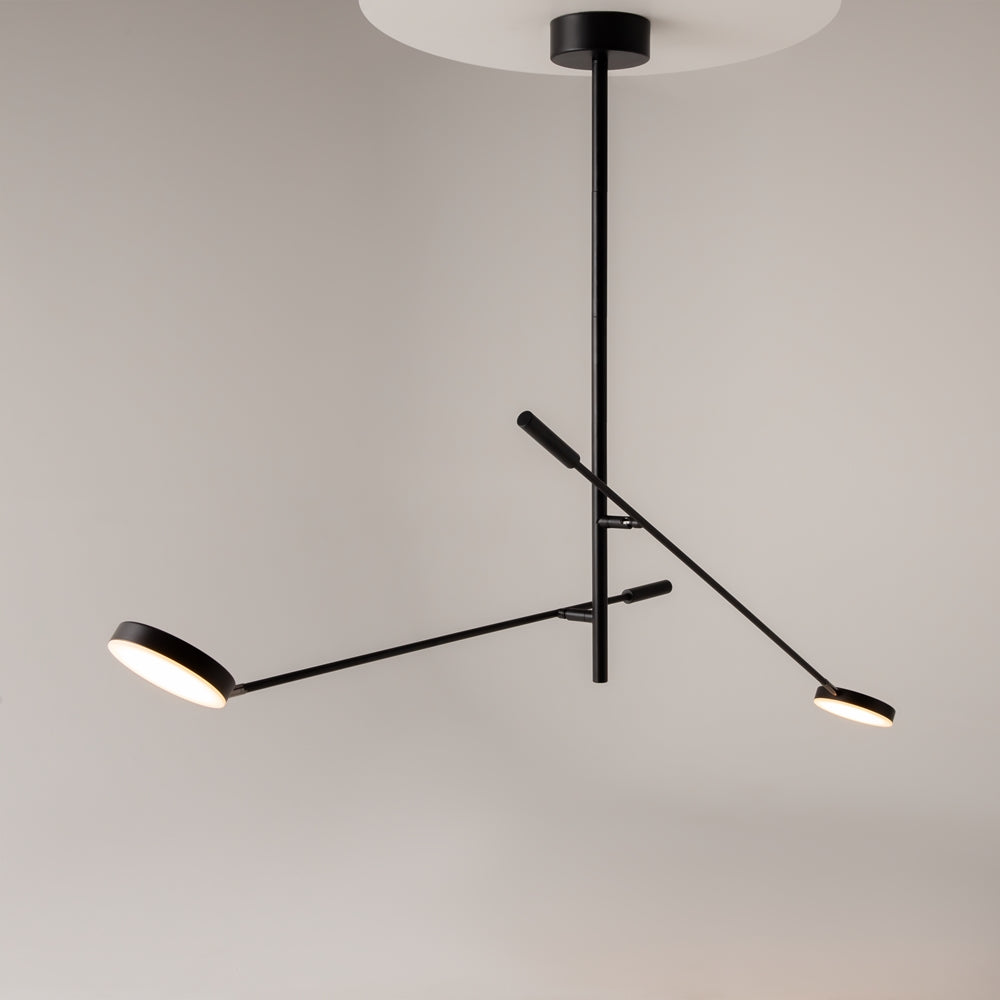 Mise en ambiance sous plafond blanc, deux têtes rondes inclinées diffusant une lumière chaude