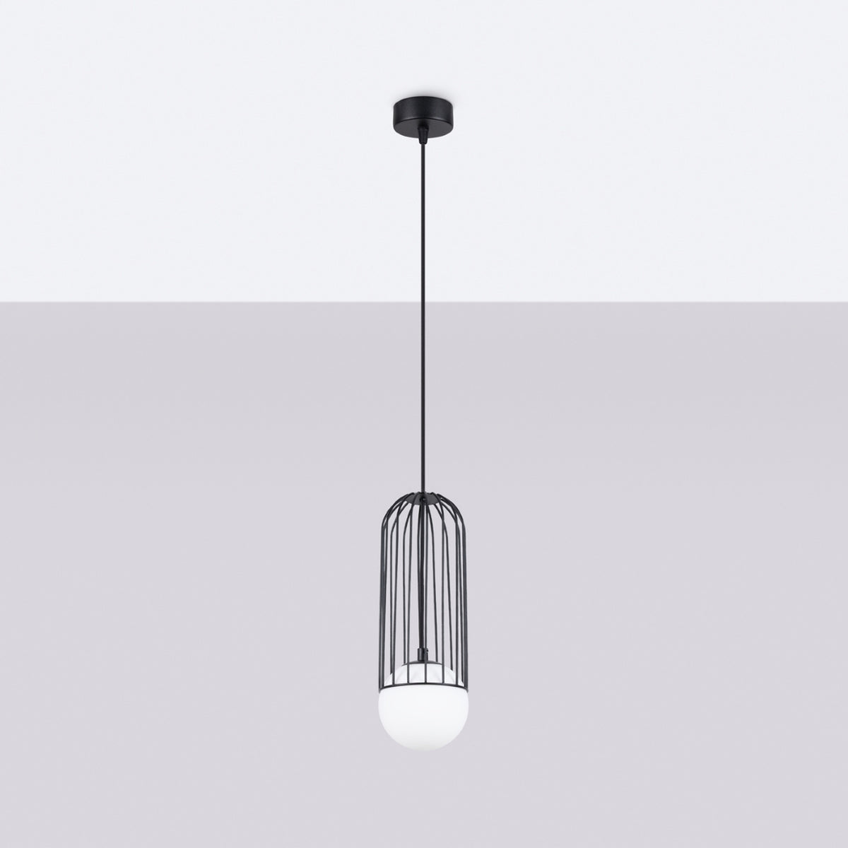 Lampe suspendue complète centrée sur fond gris clair, structure noire et diffuseur opalin