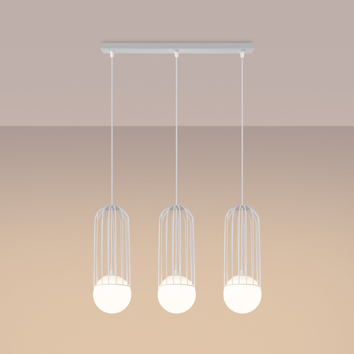 Mise en ambiance beige, les trois globes allumés diffusent une lumière chaude