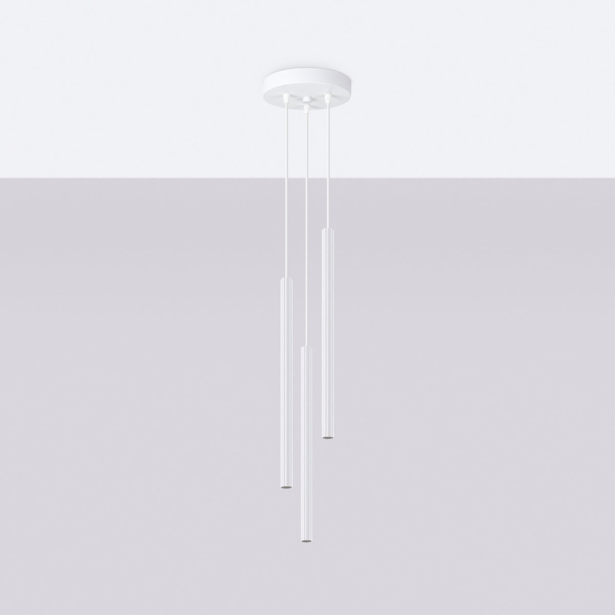 Suspension blanche présentée sur fond gris clair avec trois tubes verticaux.