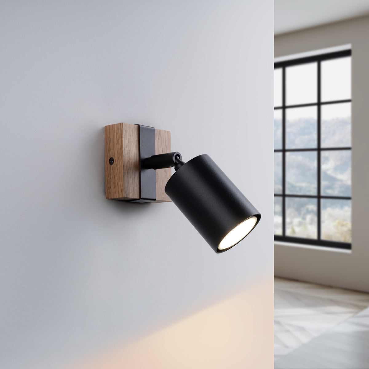 Même applique allumée, projecteur orienté vers le bas diffusant une lumière chaude