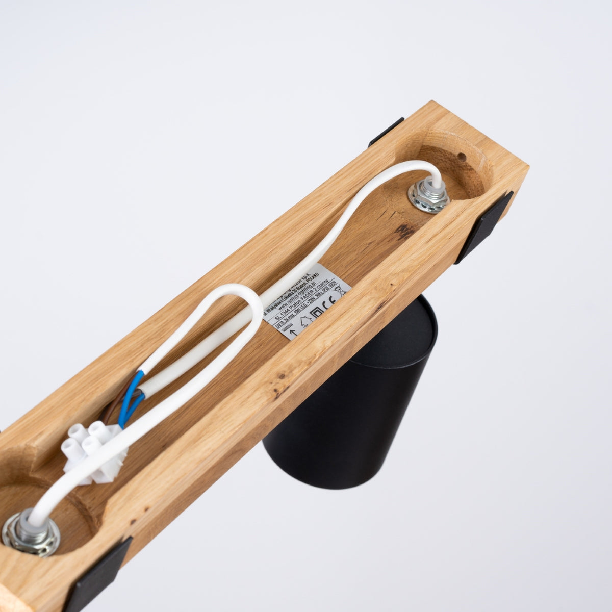 Détail intérieur du caisson en bois avec câblage blanc et dominos de connexion