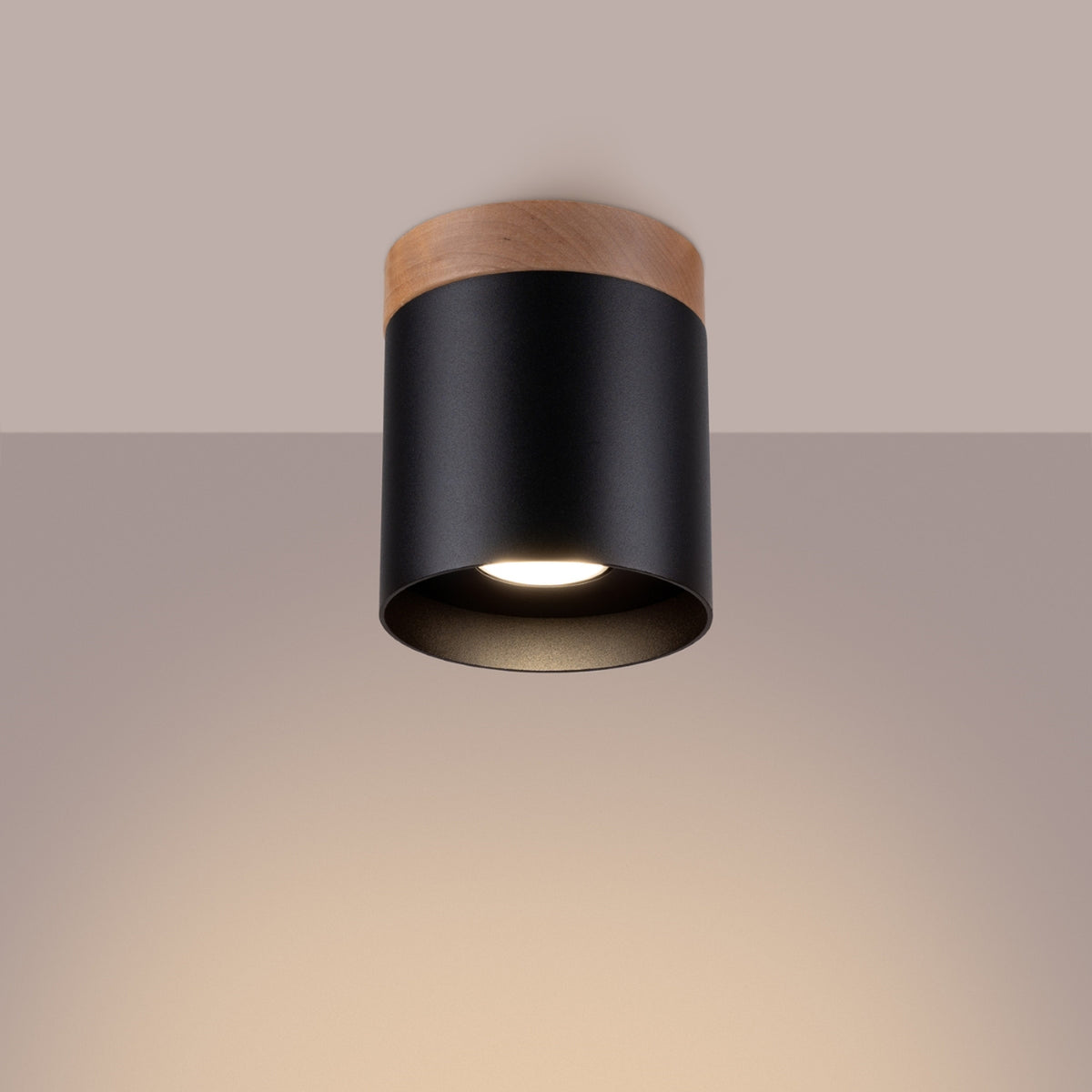 Luminaire allumé en ambiance, halo chaud diffusé au plafond