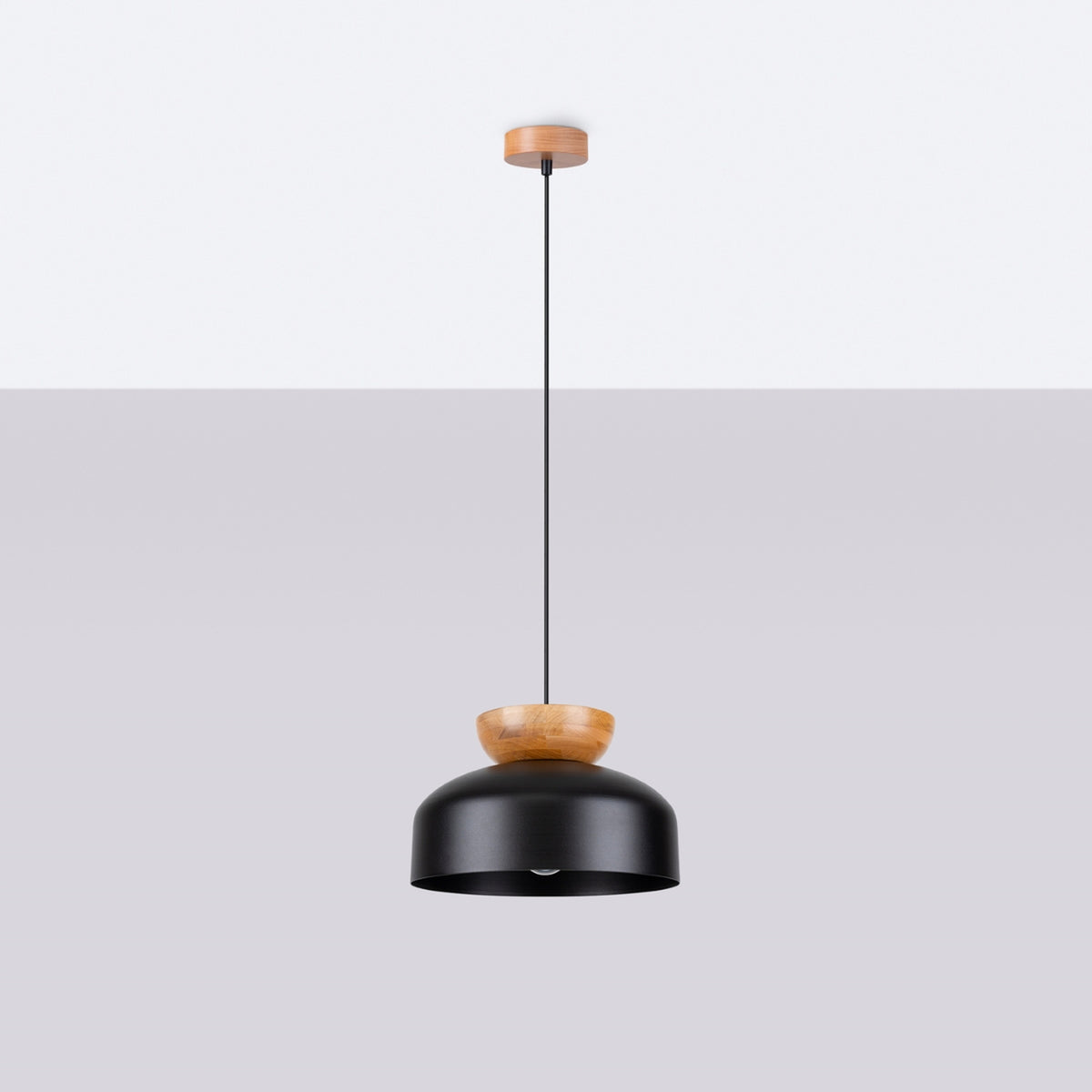 Vue entière sur fond gris clair, lampe suspendue noire et bois verticale.