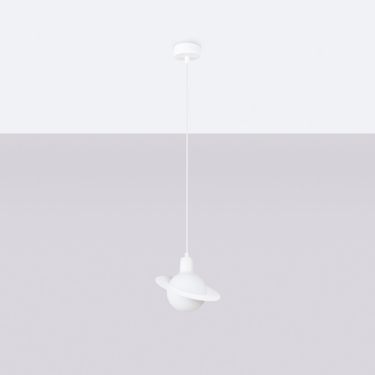 Luminaire suspendu blanc photographié sur fond gris clair, cordon fin et diffuseur en forme de cloche.