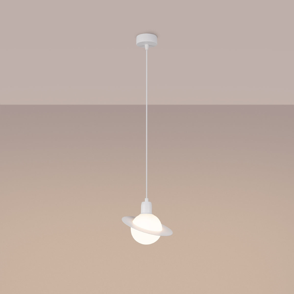 Mise en ambiance du luminaire allumé, éclairage chaud, suspension blanche devant un mur beige rosé.