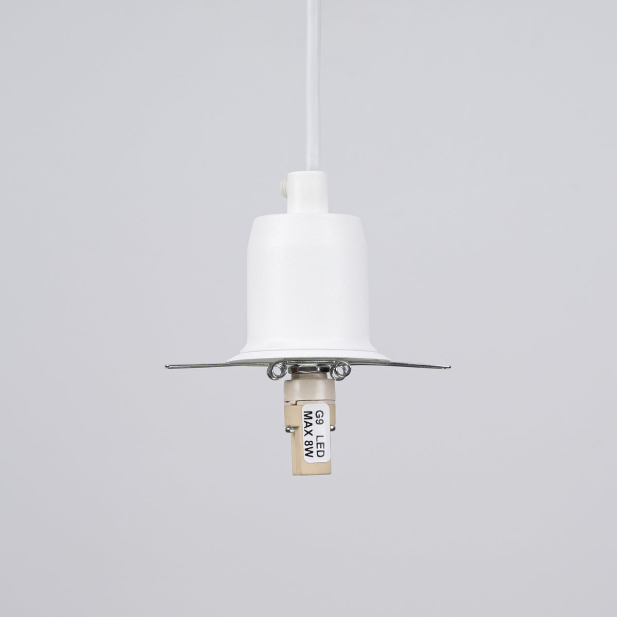 Gros plan sur la douille et l'ampoule LED G9, réflecteur métallique sous l'abat-jour blanc.