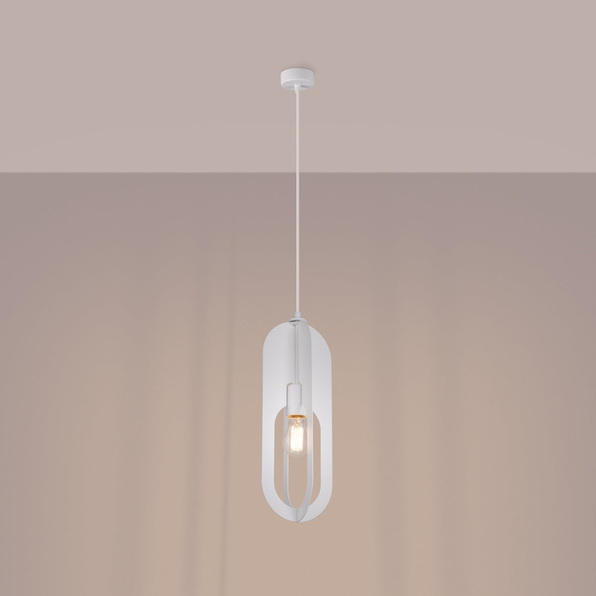 Mise en ambiance : suspension blanche allumée devant un mur beige, ampoule chaude visible.