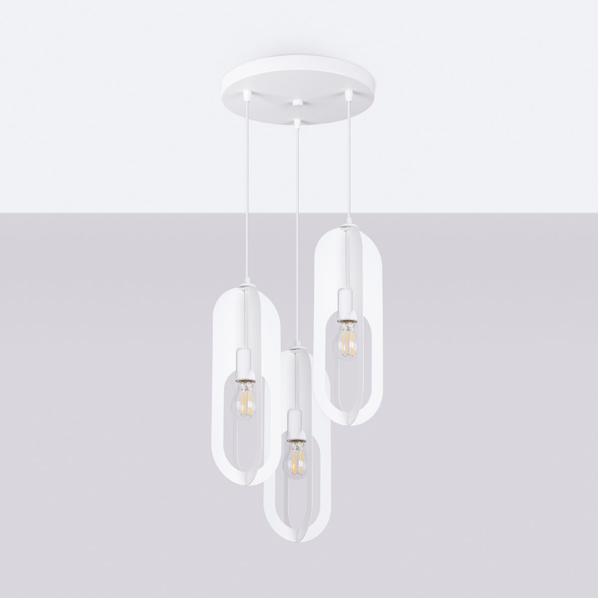 Vue d'ensemble de la suspension blanche trois lumières sous un plafond, fond gris clair.