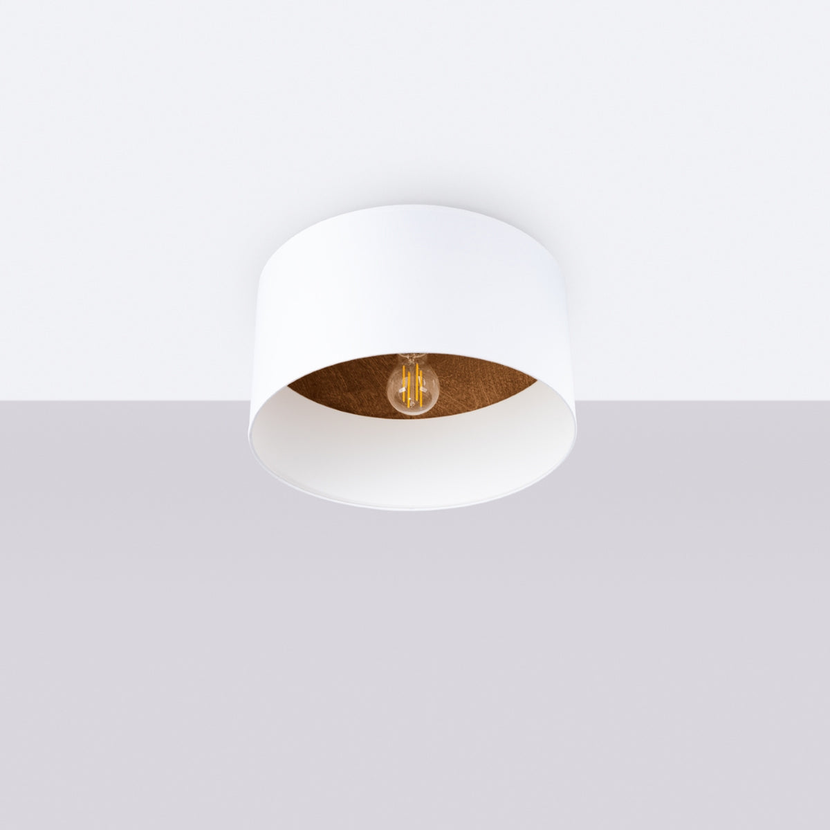 Plafonnier blanc installé au plafond et diffusant une lumière chaude