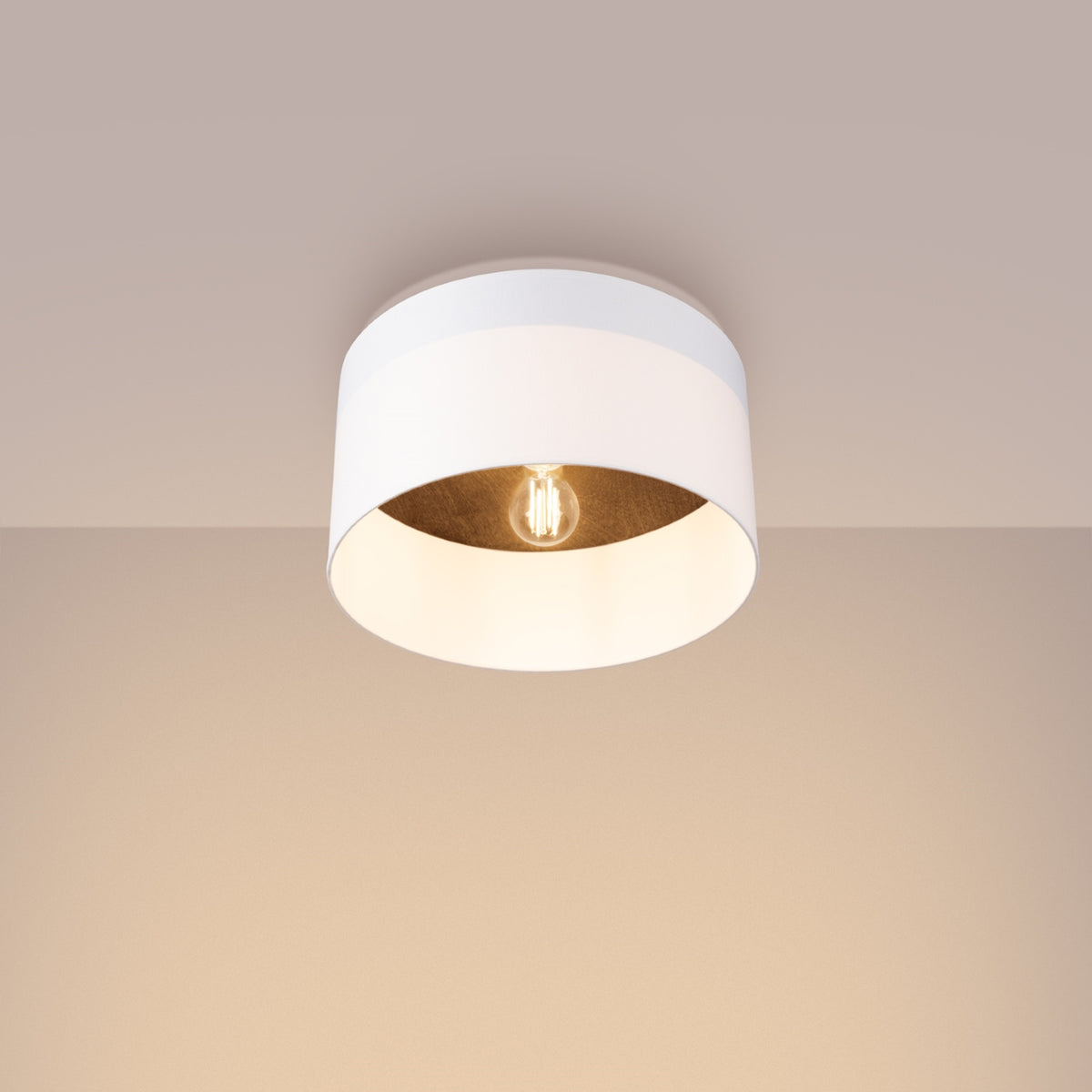 Luminaire allumé sous plafond avec halo chaud et intérieur bois
