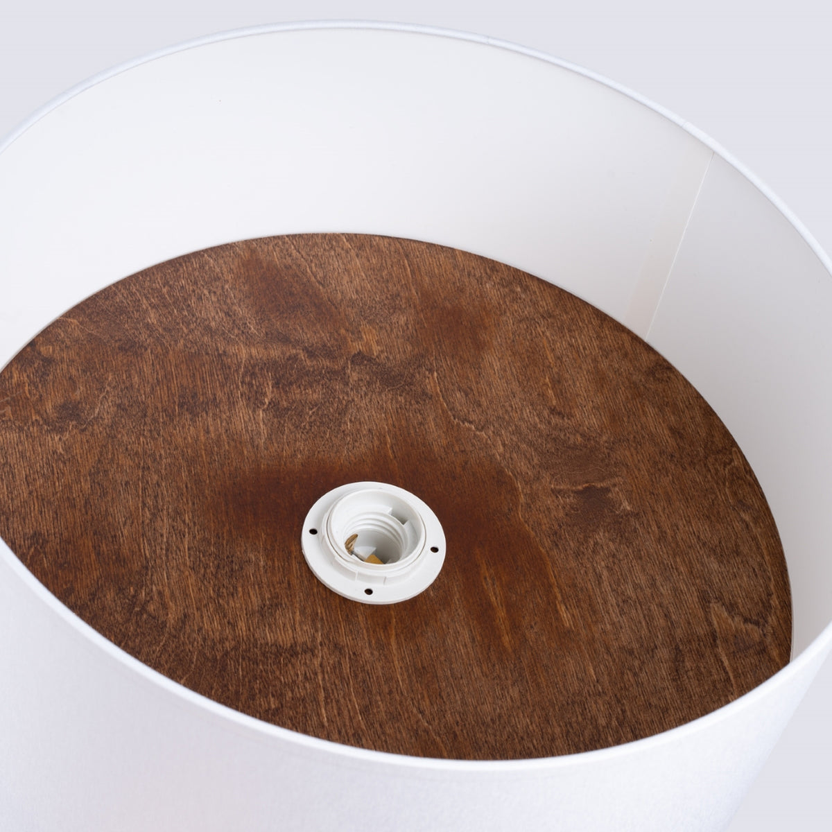 Vue intérieure du plafonnier montrant paroi blanche et disque en bois