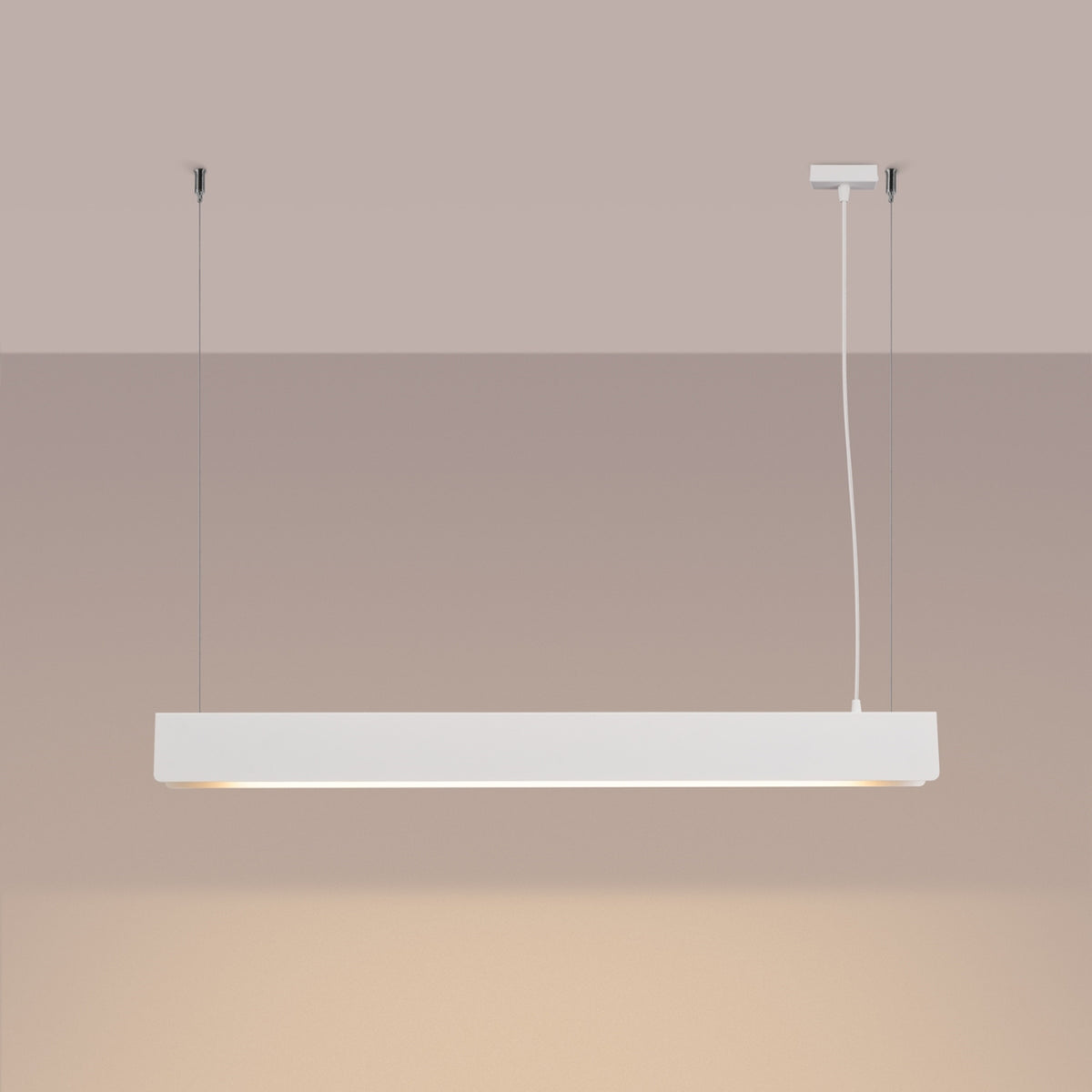 Mise en ambiance du bandeau lumineux allumé dans un intérieur aux tons beige