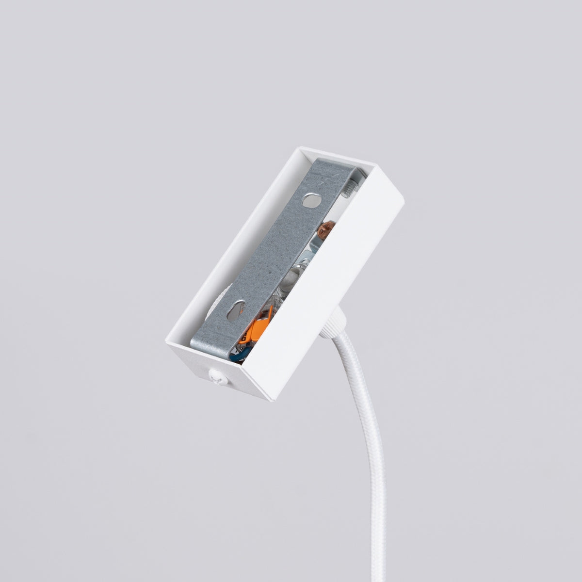 Détail du boîtier de fixation au plafond, platine métallique et raccordement électrique