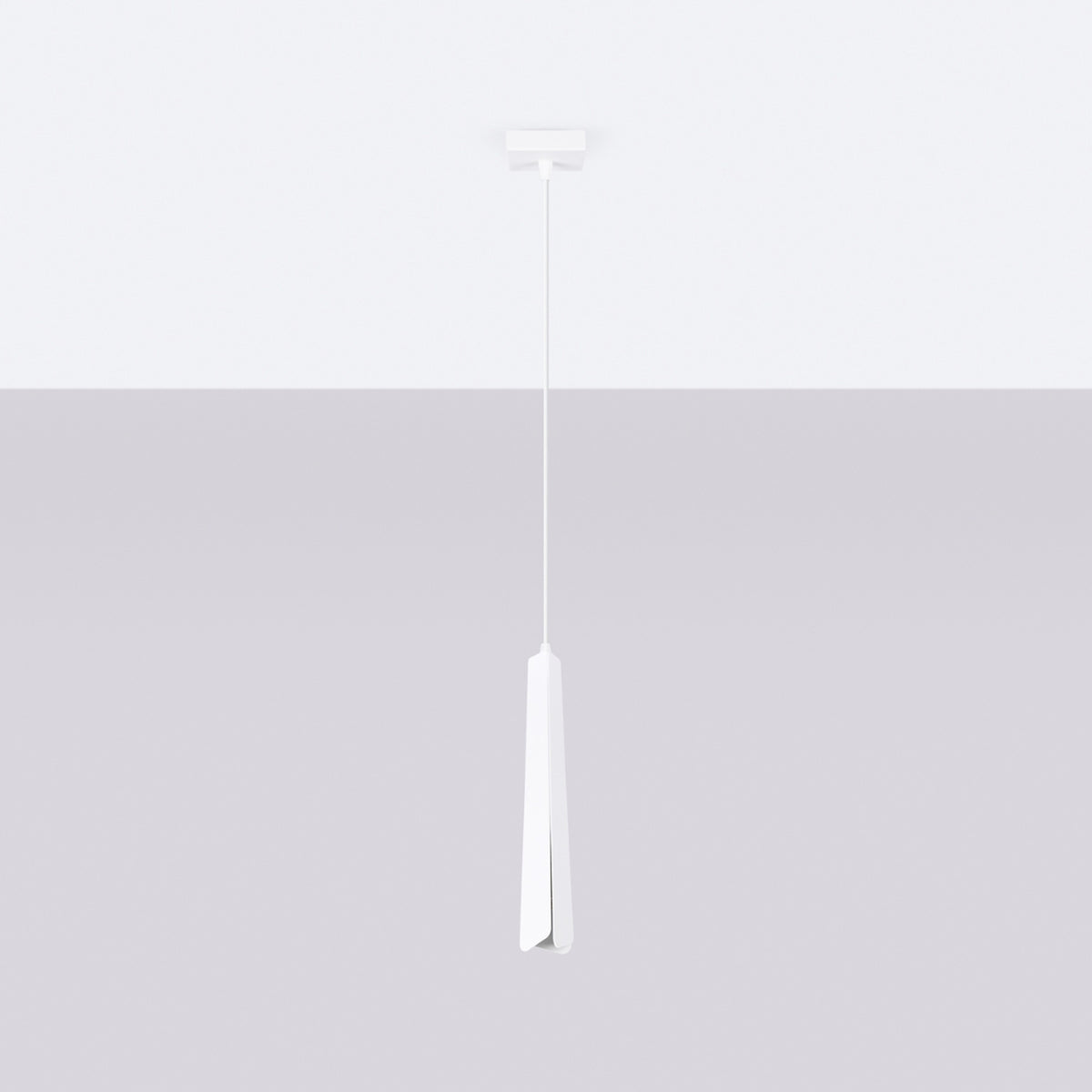 Vue de face identique du luminaire suspendu, présenté sur fond gris clair uni.