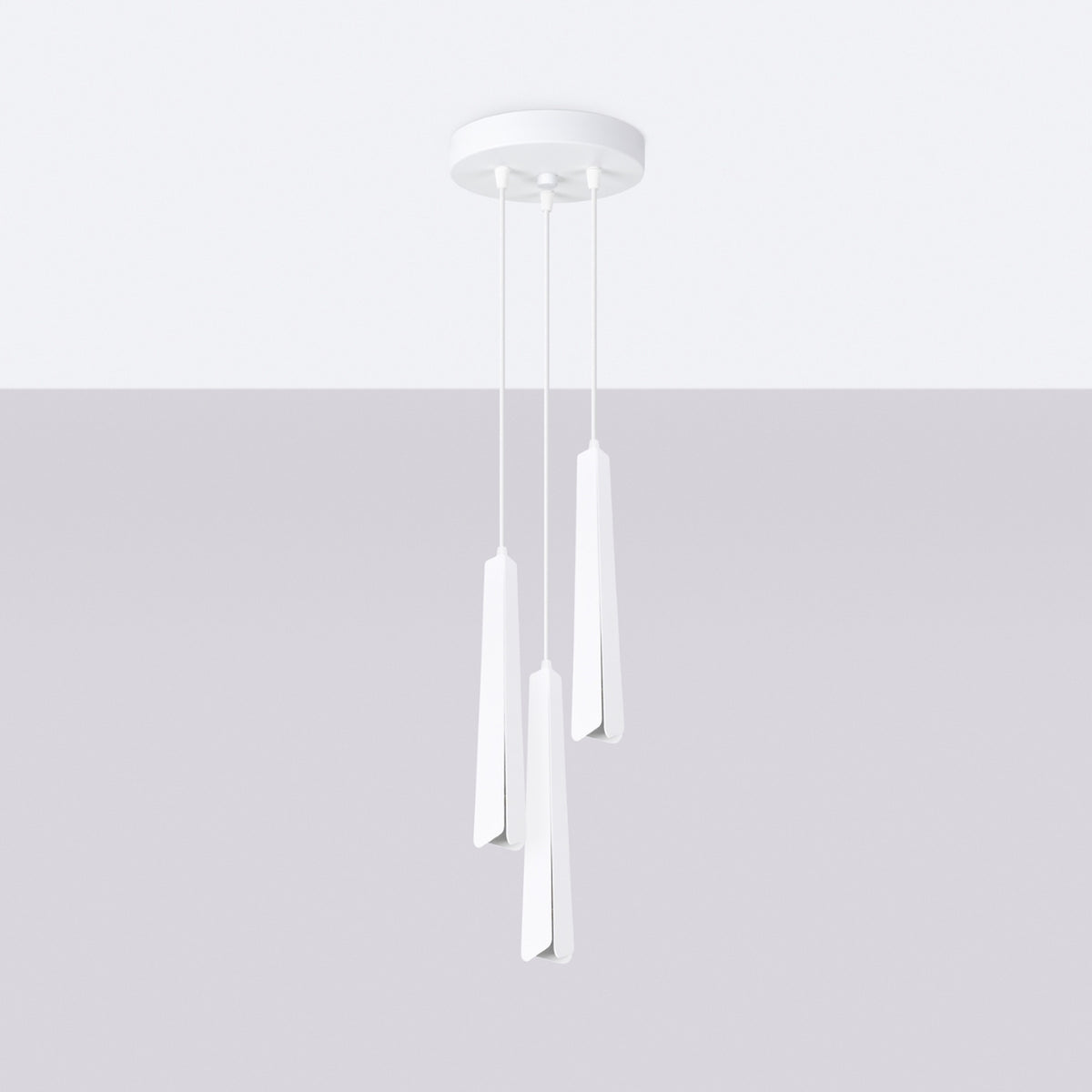 Vue de face de la suspension blanche à trois abat-jours allongés sur fond gris clair