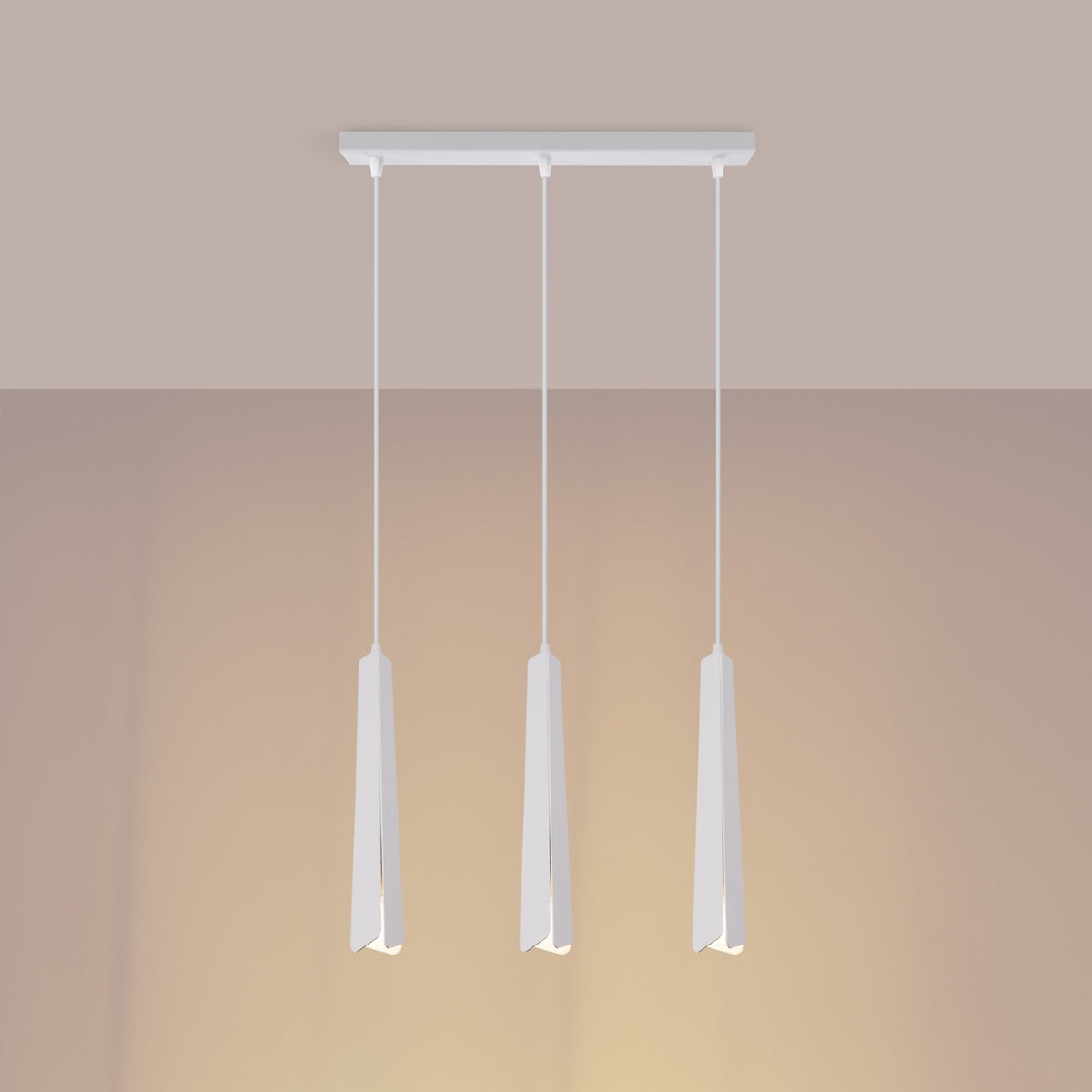 Mise en ambiance chaleureuse, les trois abat-jours éclairent un mur beige poudré