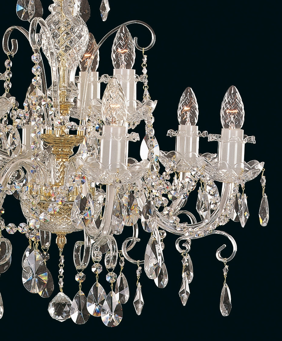 Détail des bras en cristal et des gouttes taillées réfléchissant la lumière