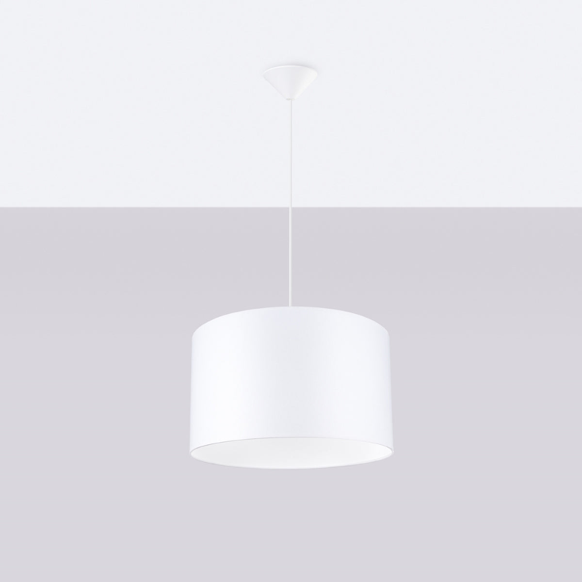 Lampe suspendue blanche entière présentée contre un mur gris clair