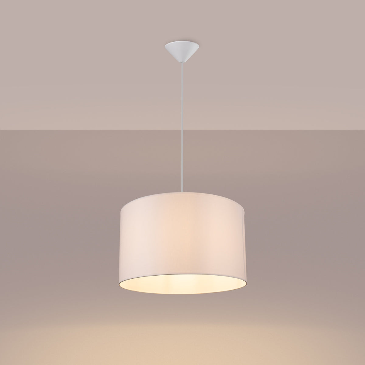 Mise en ambiance de la suspension allumée diffusant une lumière chaude