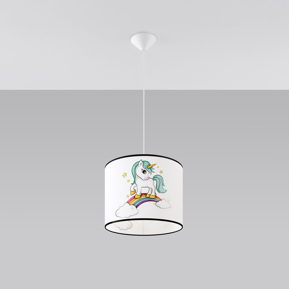 Vue de face du luminaire suspendu avec abat-jour cylindrique et motif licorne coloré.