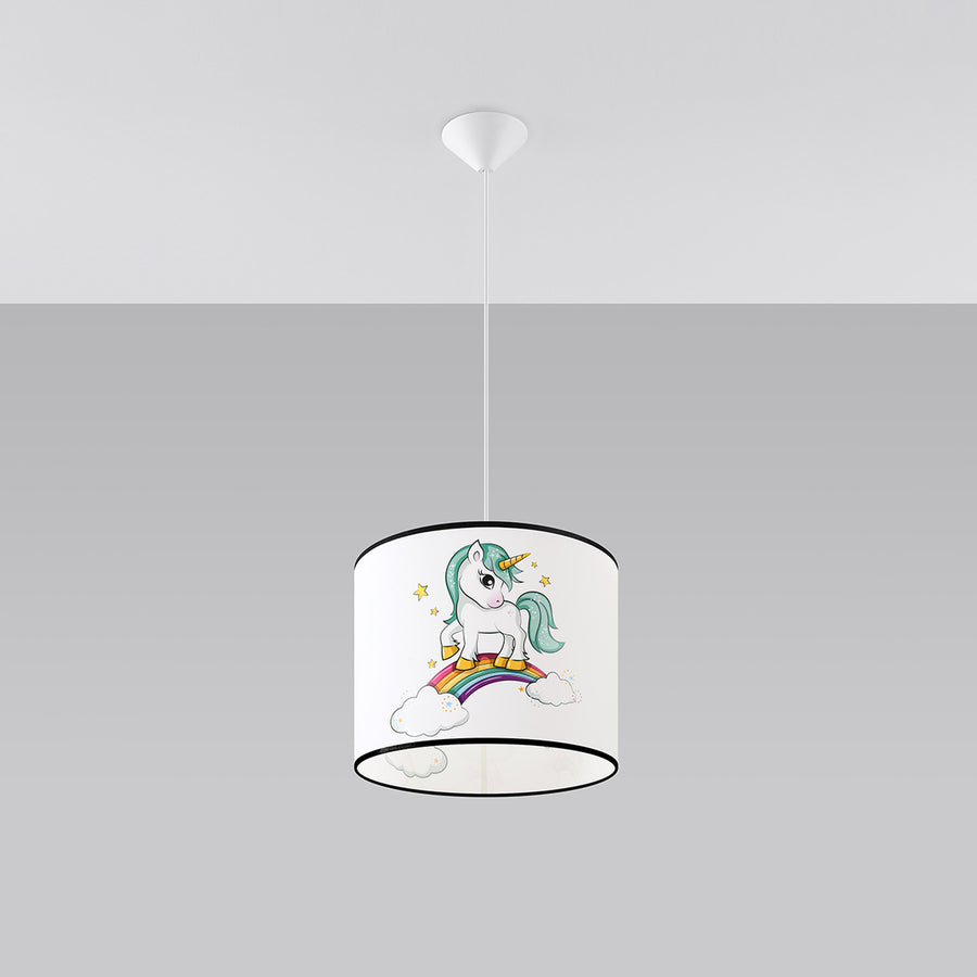 Vue de face du luminaire suspendu avec abat-jour cylindrique et motif licorne coloré.