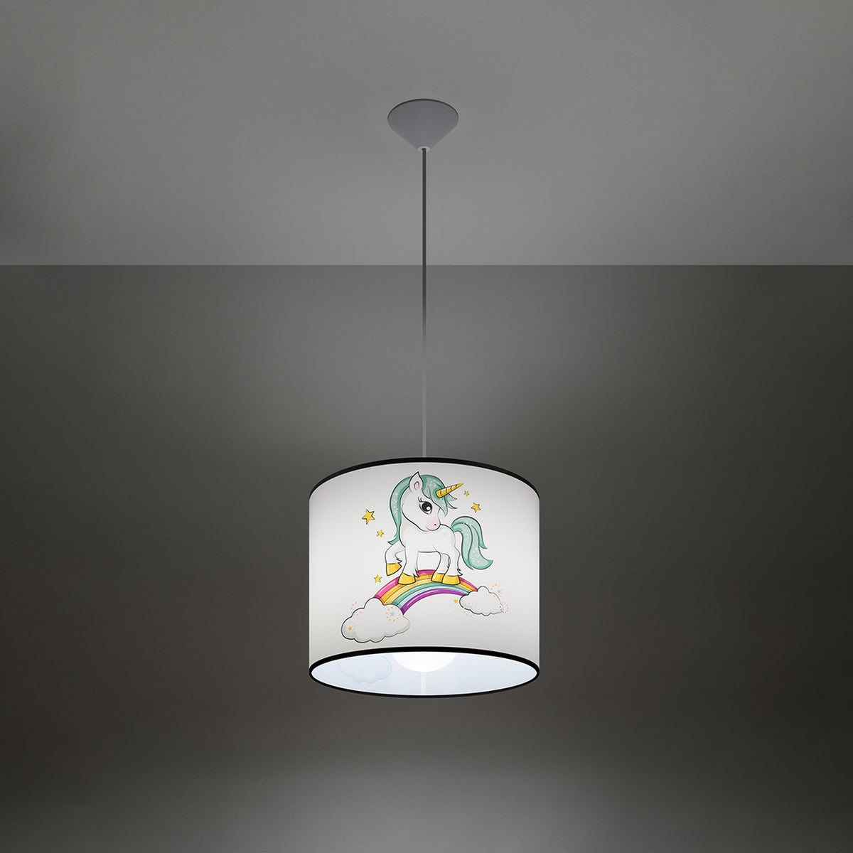 Luminaire allumé dans une pièce sombre, abat-jour diffusant une lumière douce.
