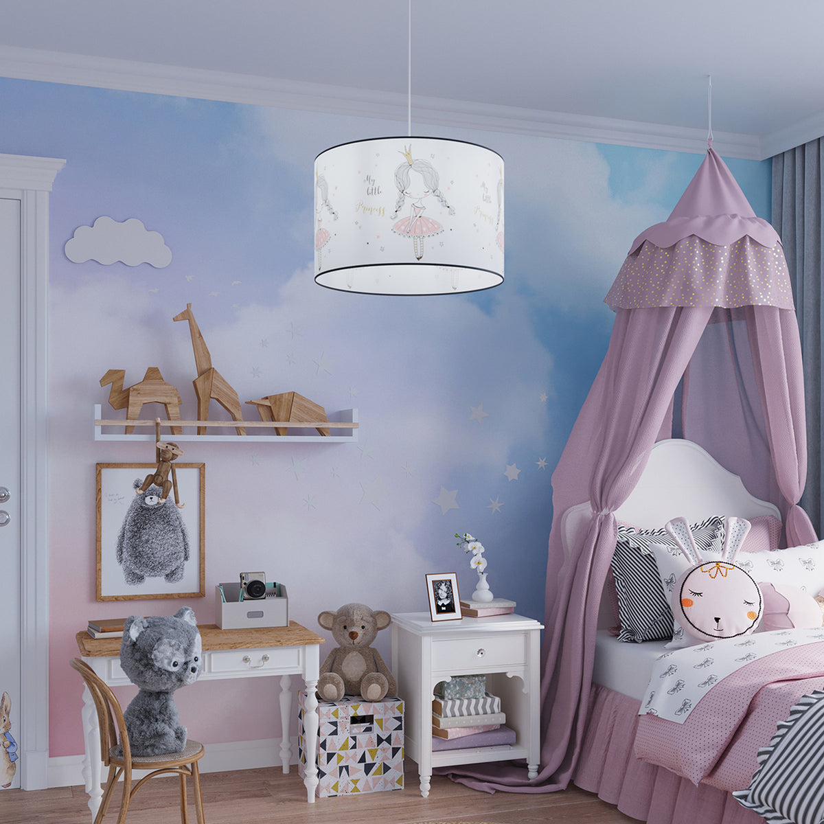 Mise en ambiance dans une chambre d'enfant, luminaire suspendu au-dessus d'un lit à baldaquin.