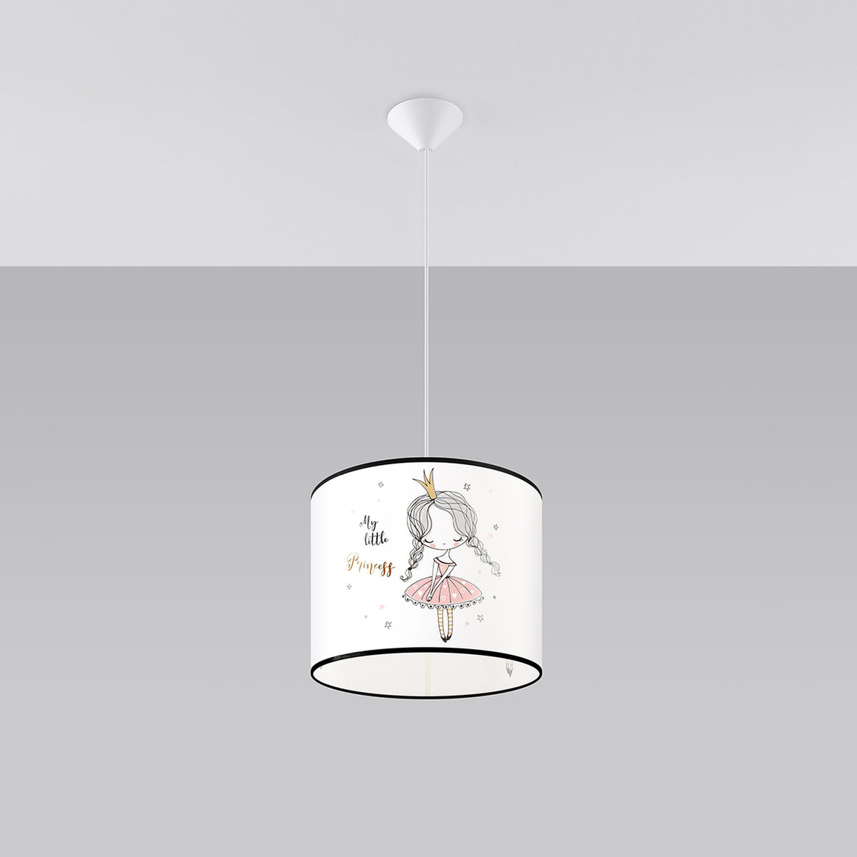 Vue du luminaire suspendu au plafond sur fond gris clair, montrant sa suspension.