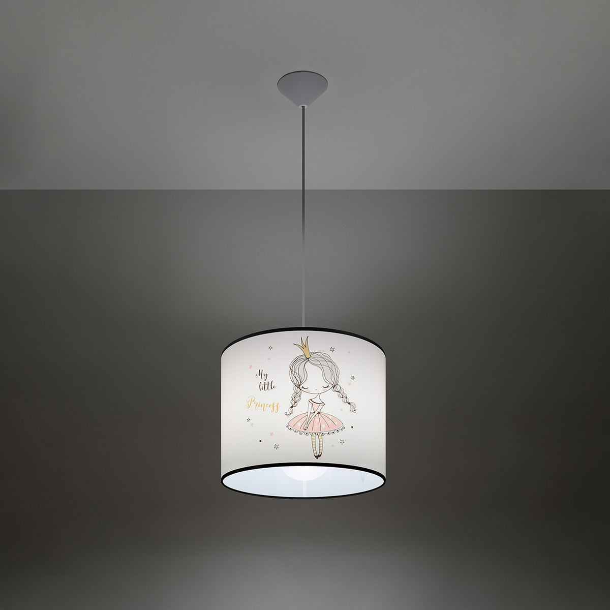 Luminaire allumé dans une pièce sombre, diffusant une lumière douce à travers l'abat-jour.
